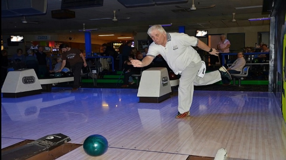 NIAGARA REGION MEMBERS ENJOYING OUTING A BOWLING