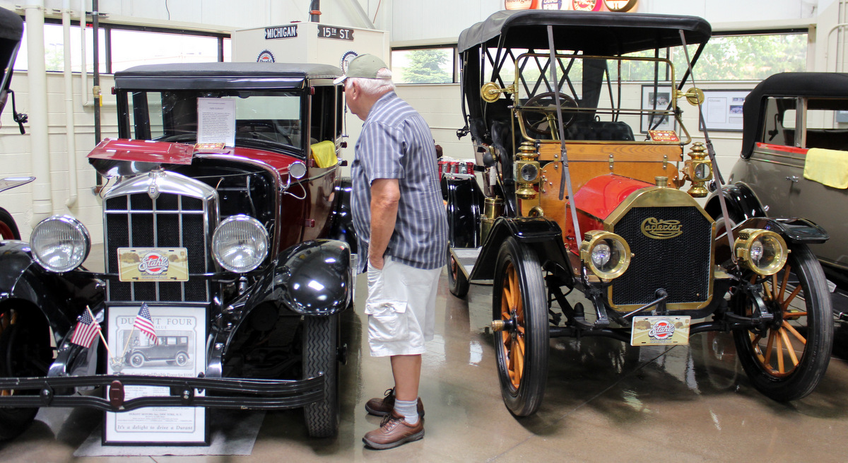 Chemical valley classic car club visiting the Stahl museum